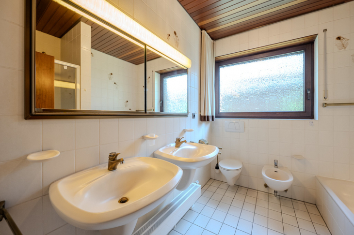 Elternbad mit Wanne und Dusche