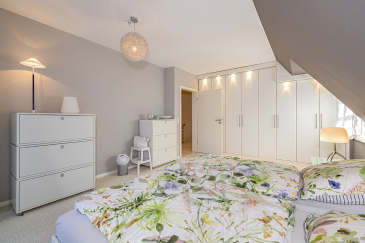 Elternschlafzimmer mit Einbauschränken