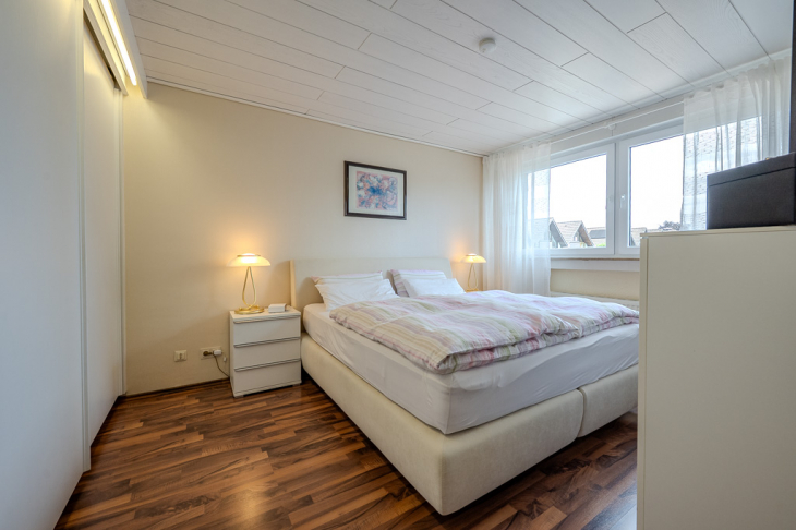 Elternschlafzimmer mit maßgefertigetem Einbauschrank