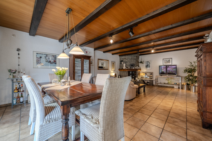 Essbereich mit Wohnzimmer