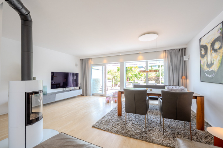 Esstisch mit Blick in den Garten
