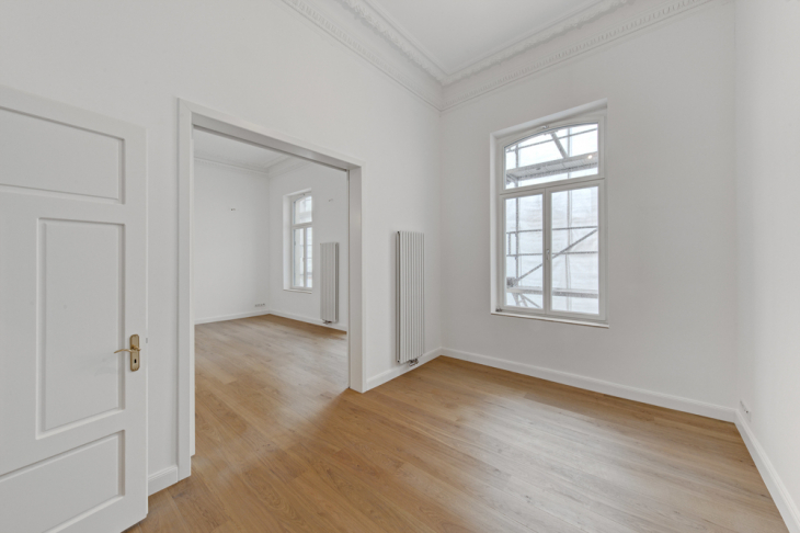 Esszimmer mit Blick ins Wohnzimmer