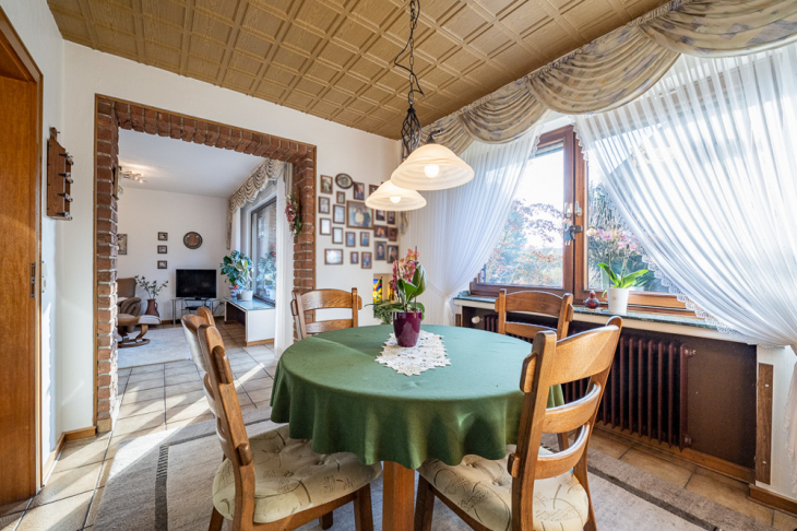 Esszimmer mit Durchgang zum Wohnbereich