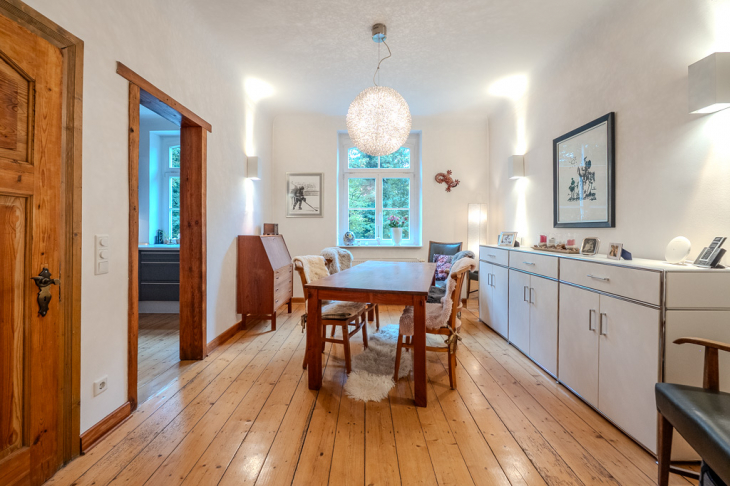 Esszimmer mit Durchgang zur Küche