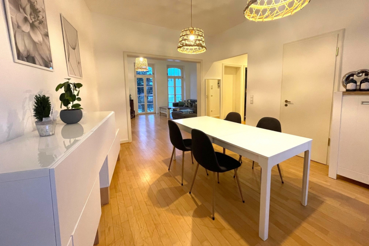 Esszimmer mit Tür zur Küche