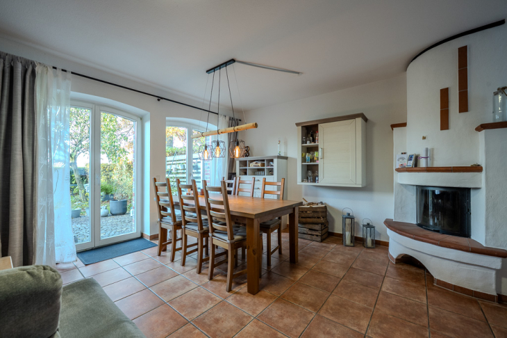 Esszimmer mit Zugang zum Garten