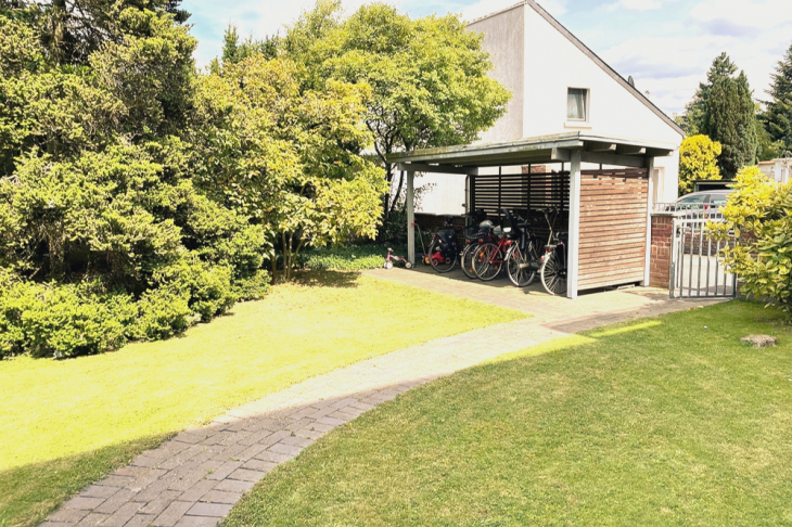Fahrradunterstand im Garten