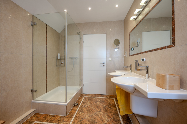 Familienbad mit großer Dusche