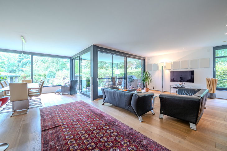 Feinste Fensterelemente und Eichendielen