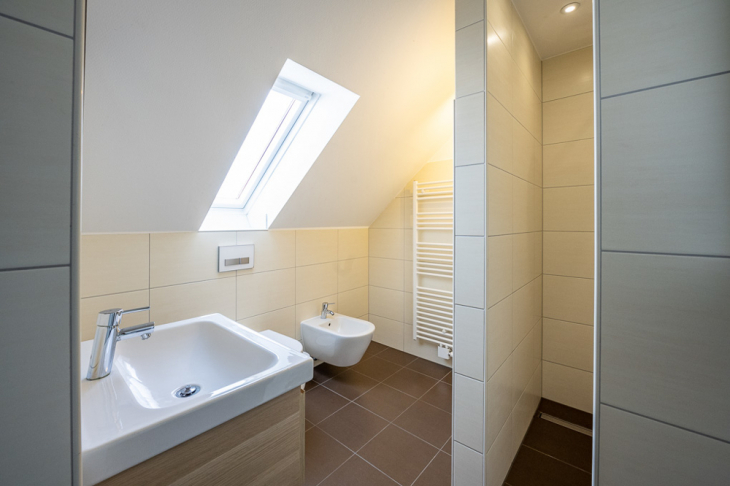 Fensterbad mit bodenebener Dusche im Obergeschoss