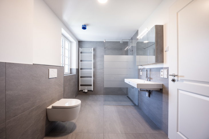 Fensterbad mit bodentiefer Dusche