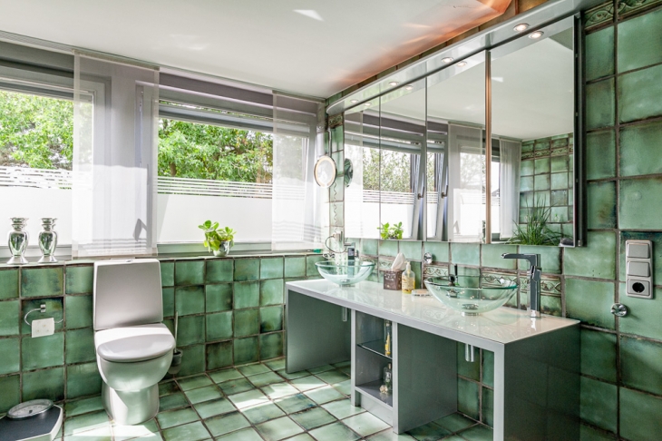 Fensterbad mit Dusche und Wanne