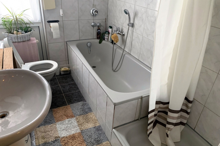 Fensterbad mit Wanne und Dusche
