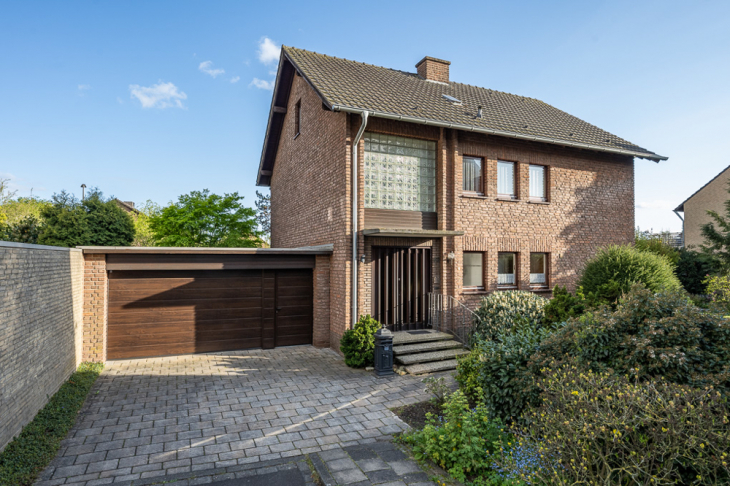 Freistehend mit großer Garage