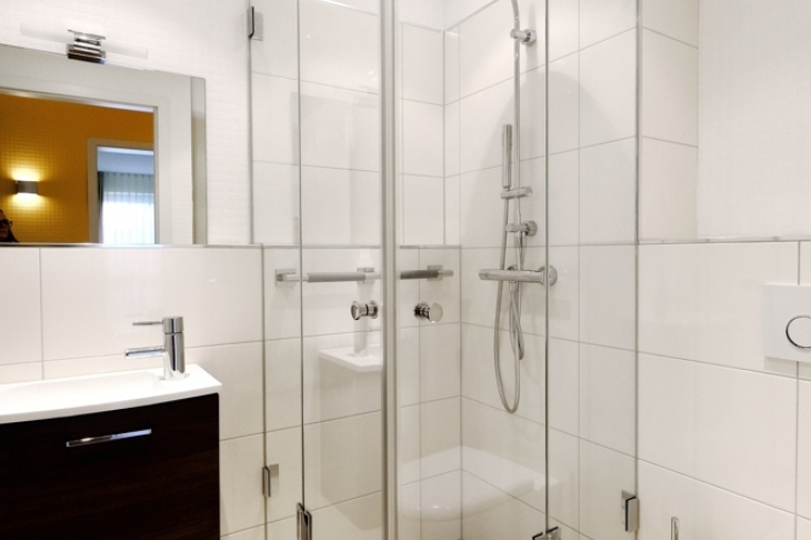Gäste-WC mit bodentiefer Dusche