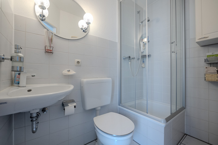 Gäste-WC mit Dusche