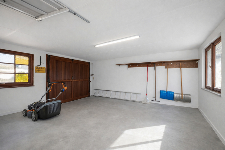 Garage (KI bearbeitet)