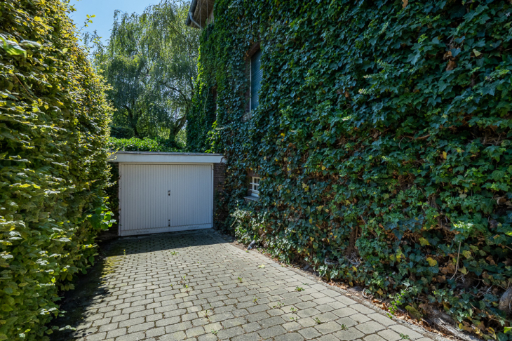 Garage mit Einfahrt