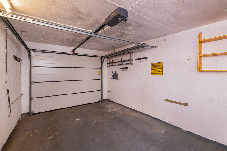 Garage mit elektrischen Garagentor