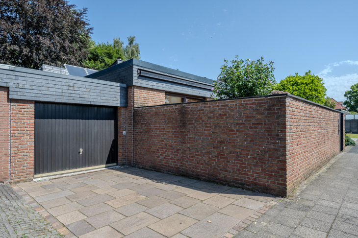 Garage mit Stellplatz