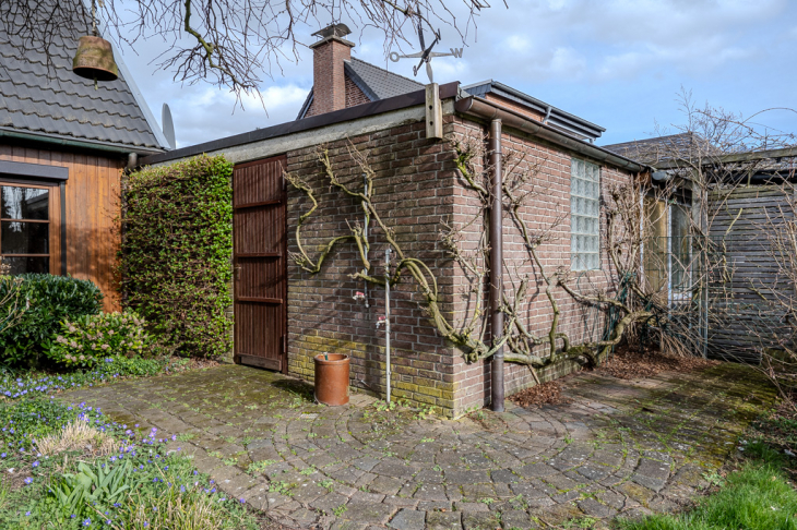 Garage mit Zugang zum Garten