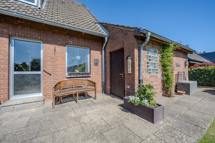 Garage mit Zugang zum Garten