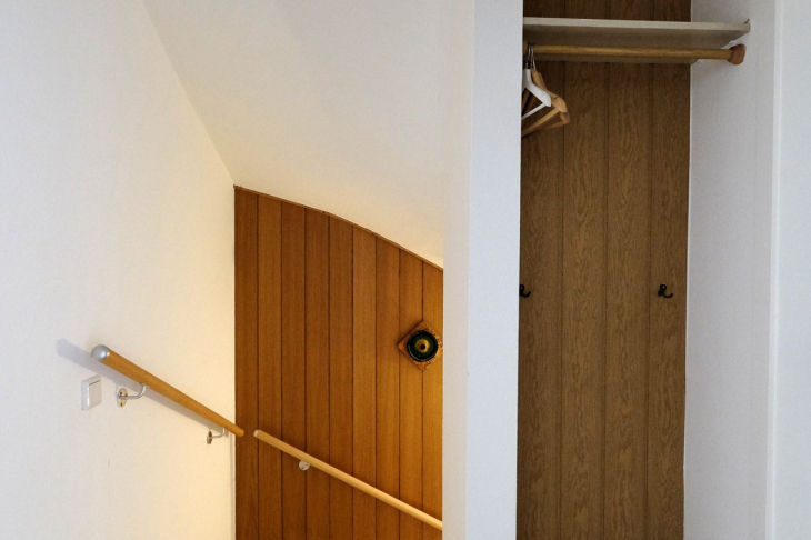 Garderobe u. Treppenabgang in das Untergeschoss