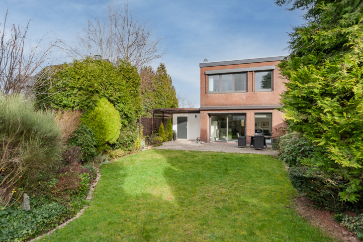 Garten mit Blick auf das Haus