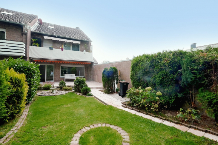 Garten mit Blick auf das Haus