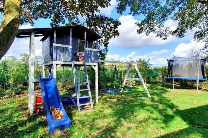 Garten mit Blick aufs Feld