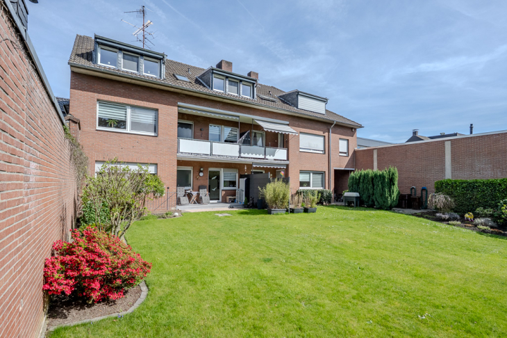 Garten mit Blick zum Haus
