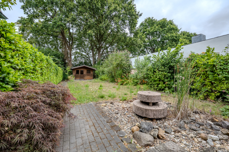 Garten mit Gartenlaube