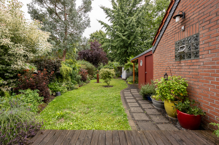 Garten mit Gartenschuppen