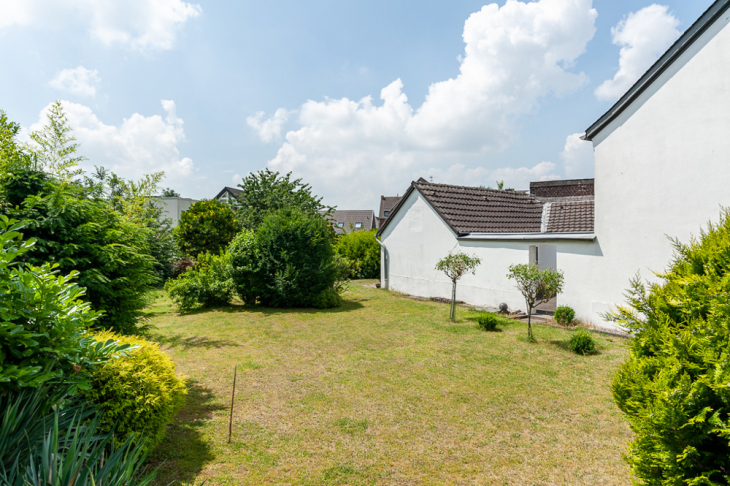 Garten mit Haus und Nebengebäuden