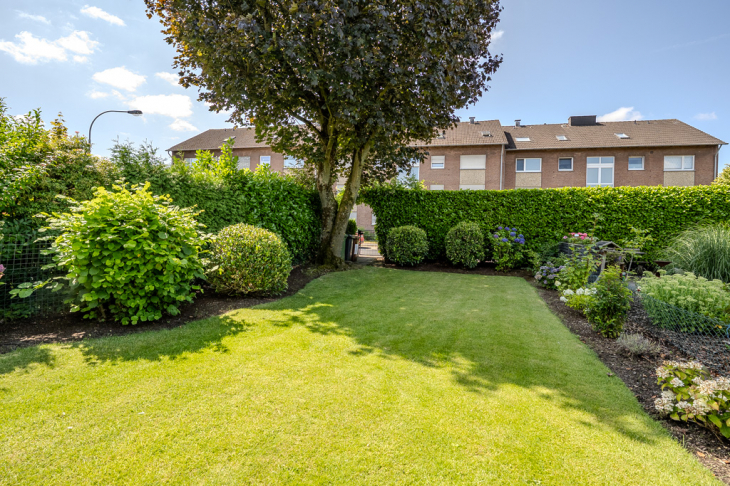 Garten mit Hausbaum