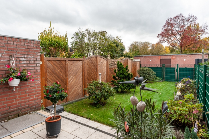 Garten mit Zugang zur Garage