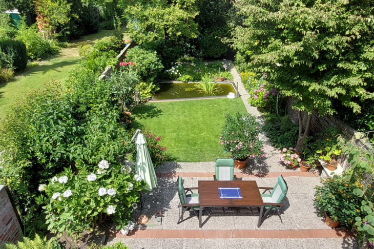 Garten und Terrasse vom Balkon
