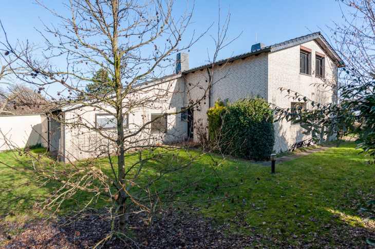 Garten Westseite und Hauseingang