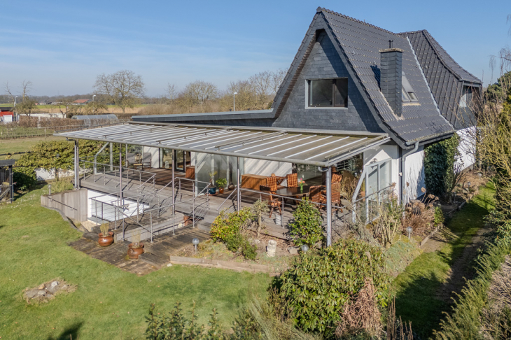 Gartenseite mit riesiger Terrasse