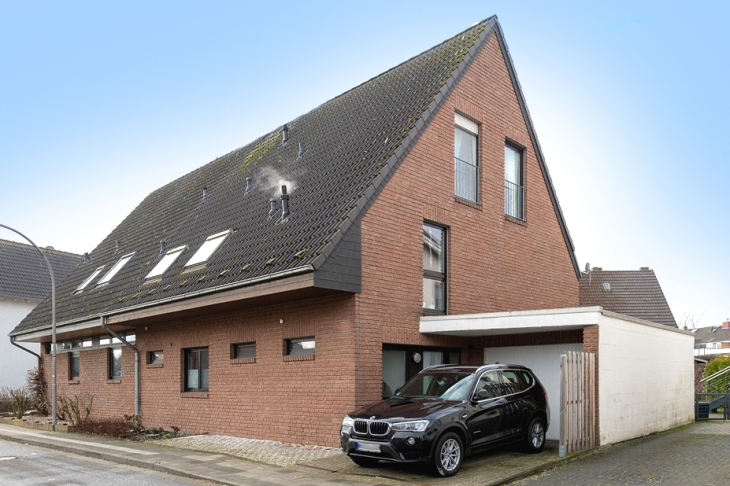 Gebäudeansicht mit Garage