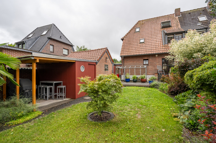 Gepflegter Garten mit überdachtem Grillplatz
