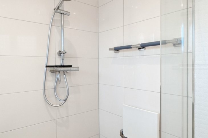 geräumige, bodentiefe Dusche