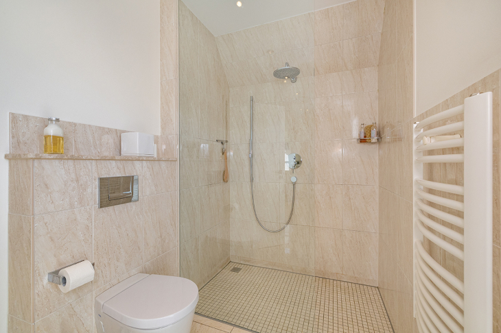 geräumige, bodentiefe Dusche