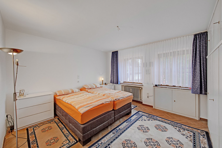 geräumiges Schlafzimmer EG