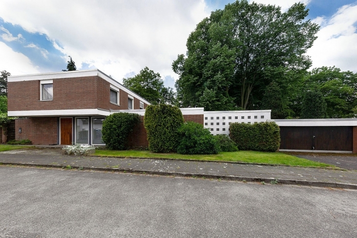 gesamte Hausansicht Straßenseite