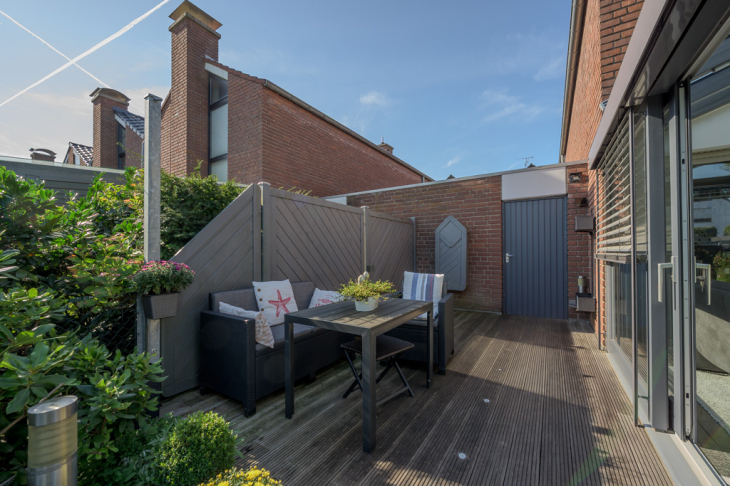 Geschützte Außenterrasse