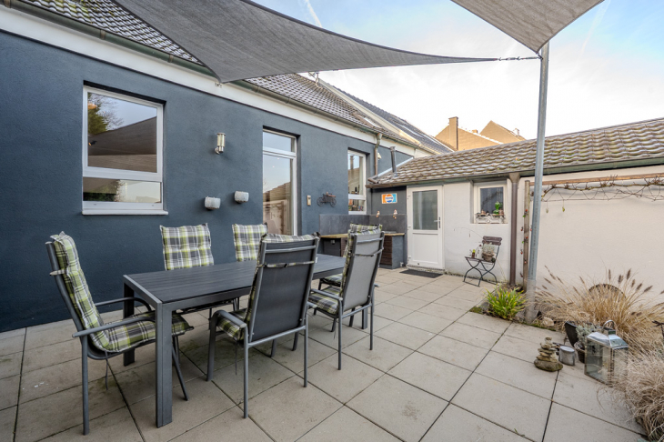 Geschützte Terrasse und Nebengebäude