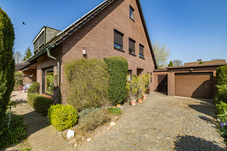 Giebelseite mit Eingang u. Garage