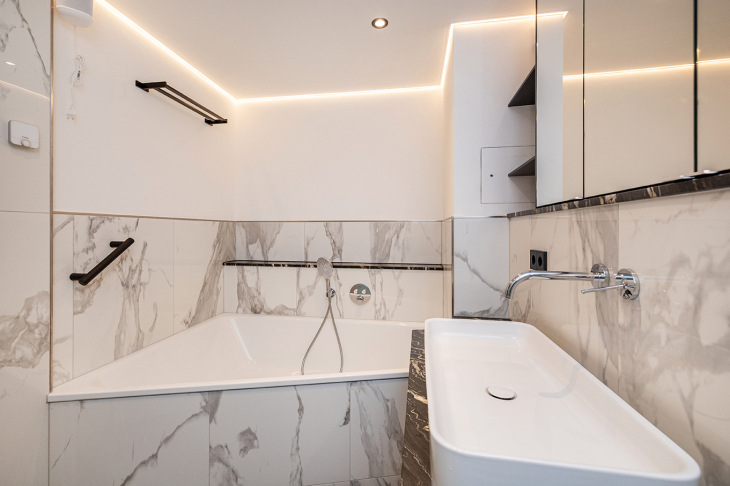 große Doppelbadewanne mit Waschtisch