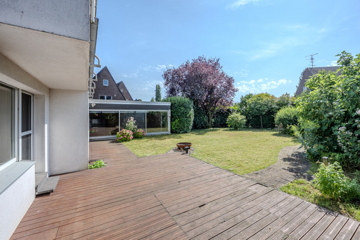 Große ebenerdige Terrasse